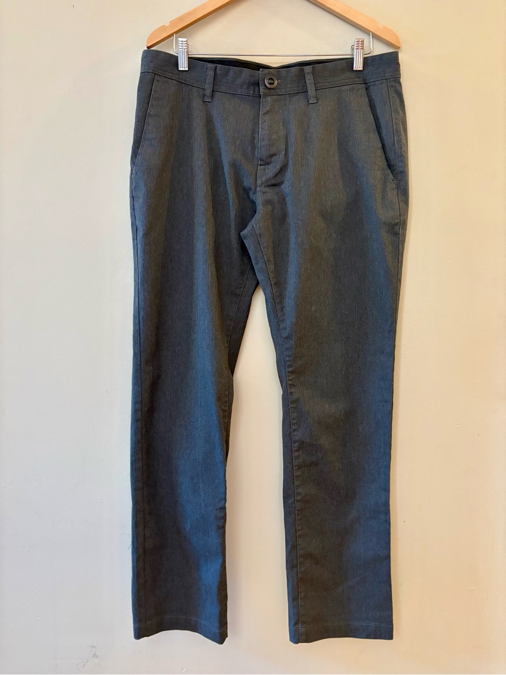 Volcom, Men’s Modern Stretch, dark grey Chino Pants, Sz 34.